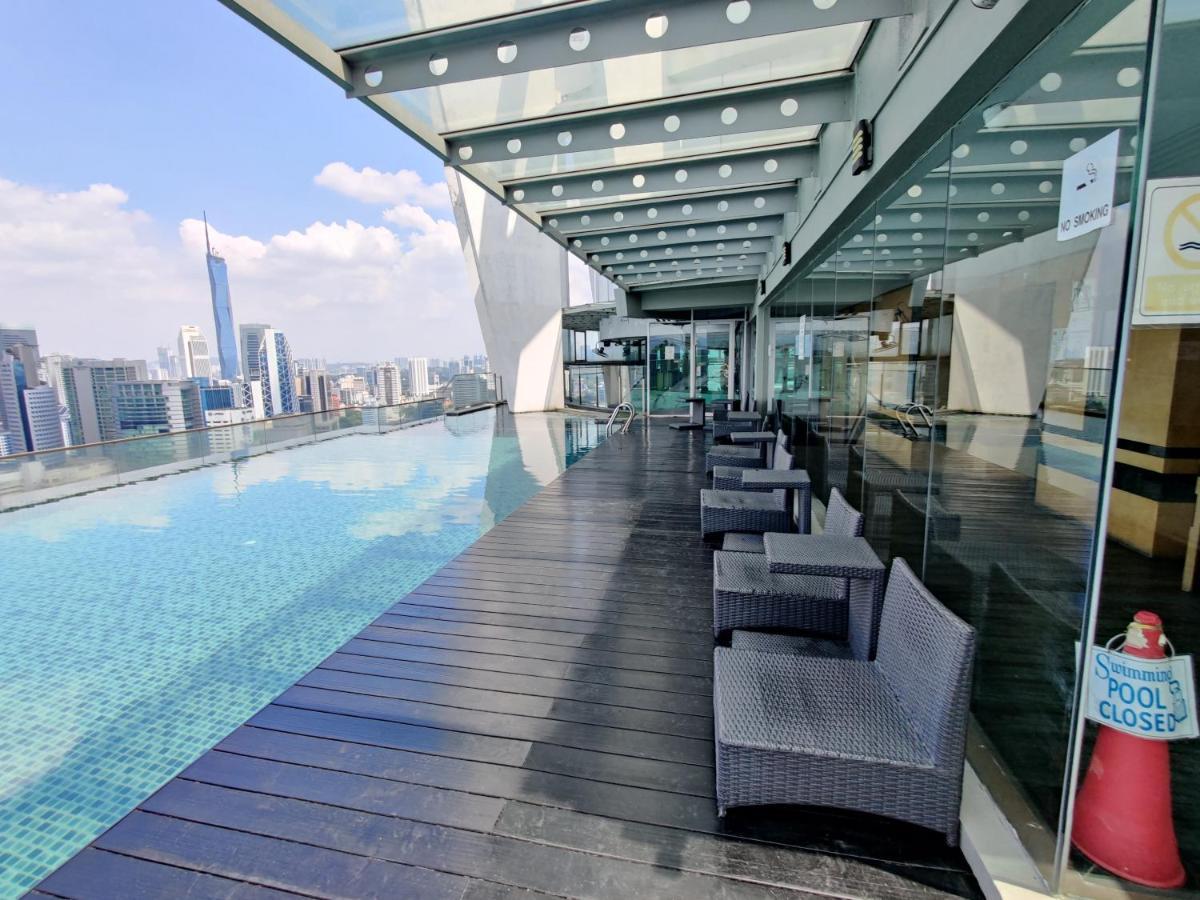 Skybed Over The Sky Hostel @Regalia Suites & Residences Kl Kuala Lumpur Exterior foto